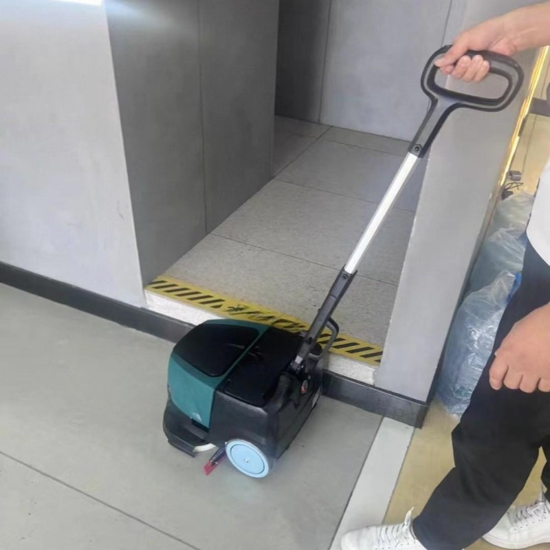 Lavasciuga Pavimenti, Pulitore - Heavy Equipment With Bucket recensione e prezzo